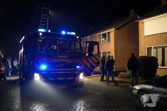 Brandweer blust brand bij woning
