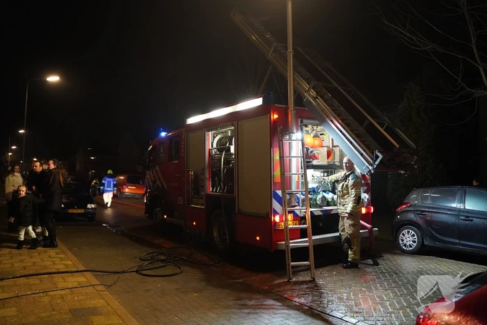 Brandweer blust brand bij woning
