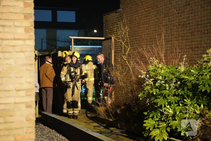 Brandweer blust brand bij woning