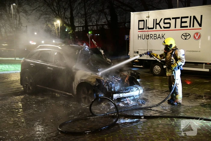 Voorkant van auto verwoest door brand