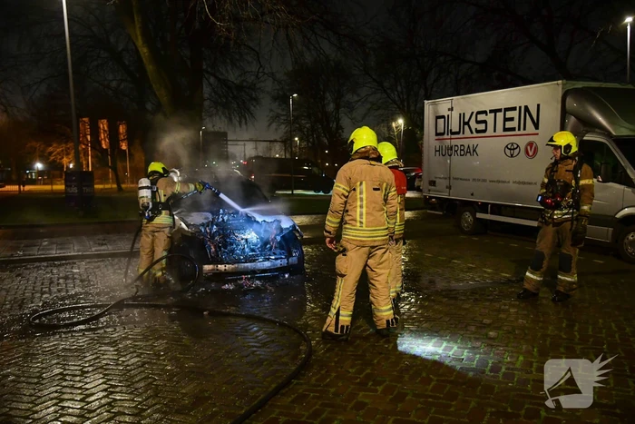 Voorkant van auto verwoest door brand
