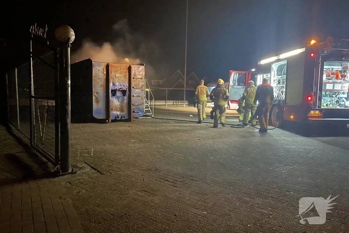 Brandweer blust brand in papiercontainer