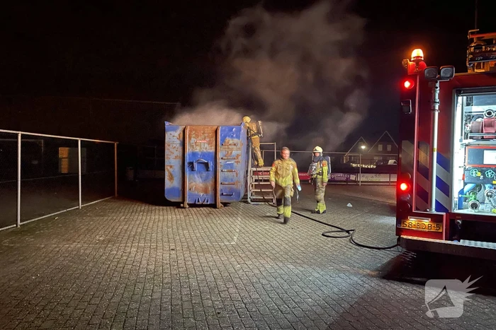 Brandweer blust brand in papiercontainer