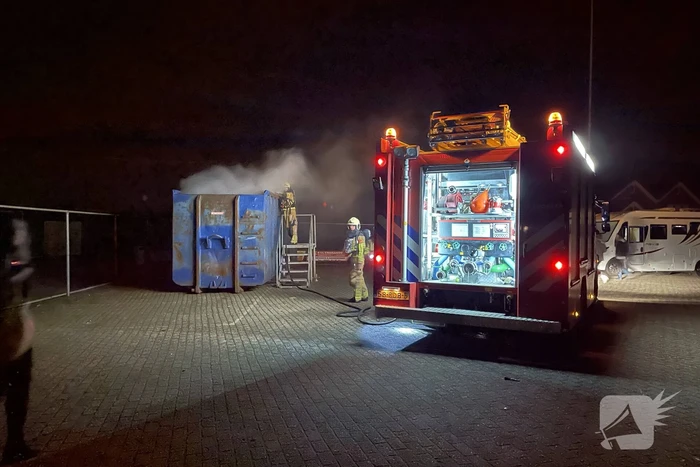 Brandweer blust brand in papiercontainer