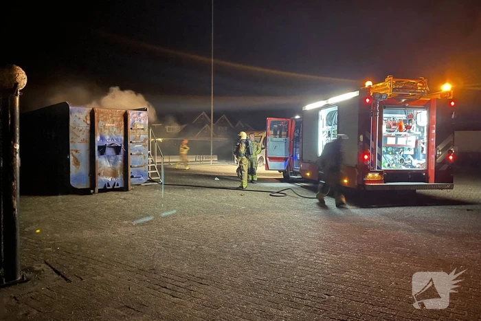 Brandweer blust brand in papiercontainer