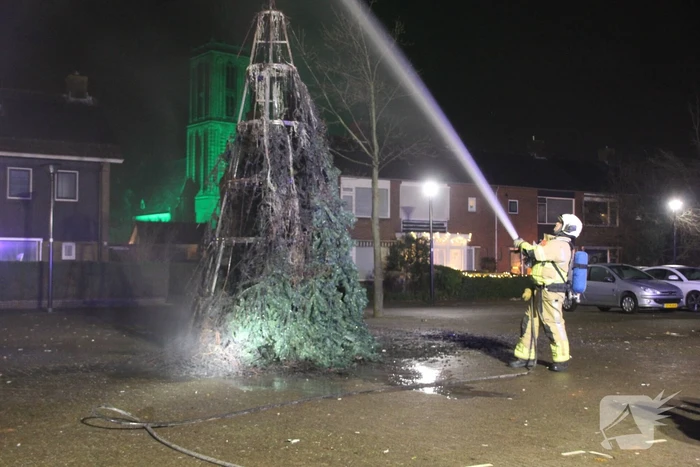 Grote kerstboom in brand