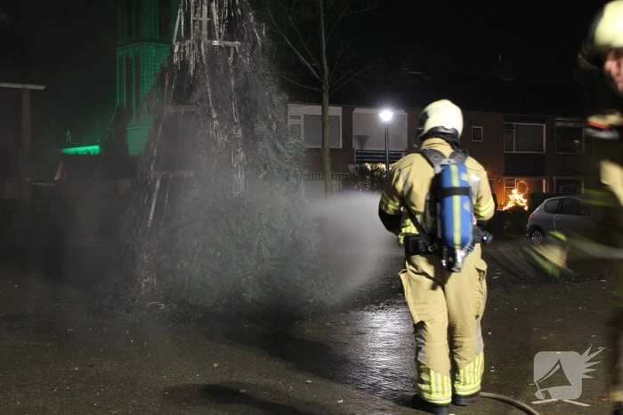 Grote kerstboom in brand