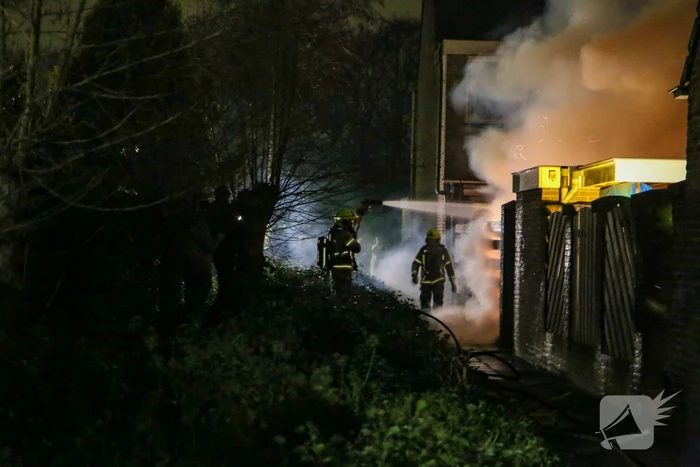 Uitslaande brand in schuur van woning