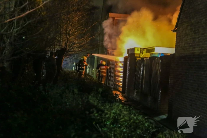 Uitslaande brand in schuur van woning