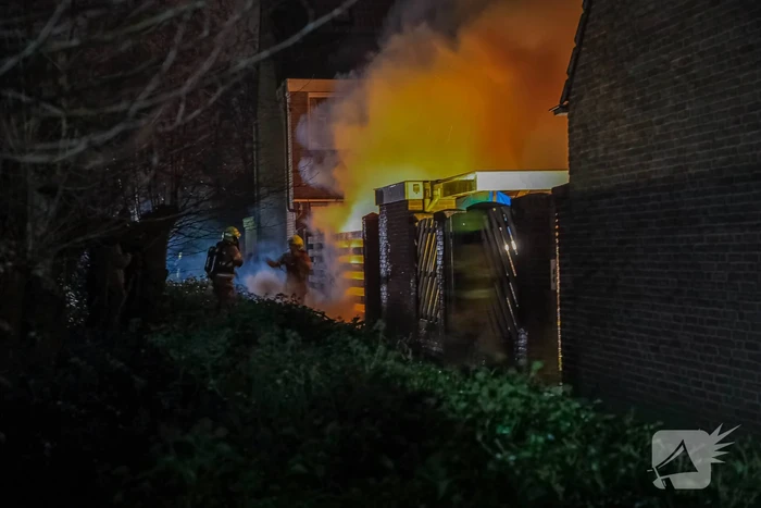 Uitslaande brand in schuur van woning