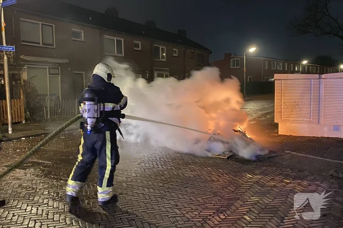 Deelscooter in brand gestoken