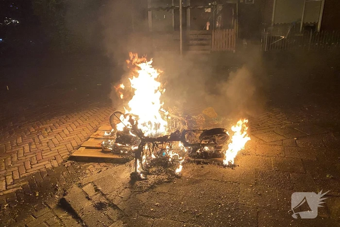 Deelscooter in brand gestoken