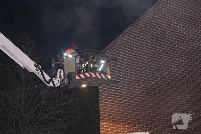 Brand in spouwmuur van woning