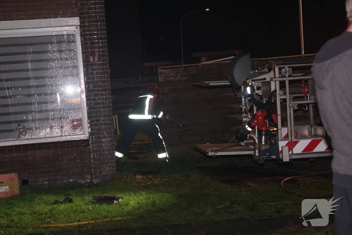 Brand in spouwmuur van woning