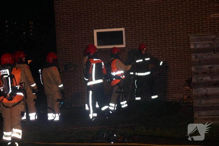 Brand in spouwmuur van woning
