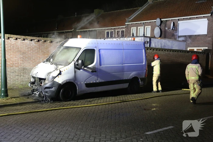 Bestelbus zwaar beschadigd door brand