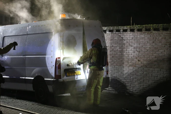 Bestelbus zwaar beschadigd door brand