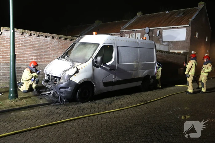 Bestelbus zwaar beschadigd door brand