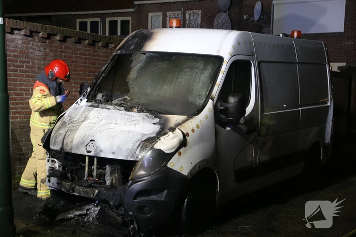 Bestelbus zwaar beschadigd door brand