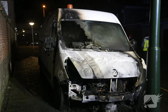 Bestelbus zwaar beschadigd door brand