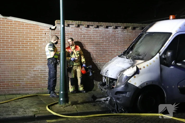 Bestelbus zwaar beschadigd door brand