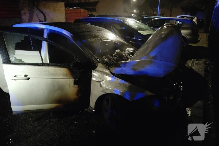 Auto en schutting in brand