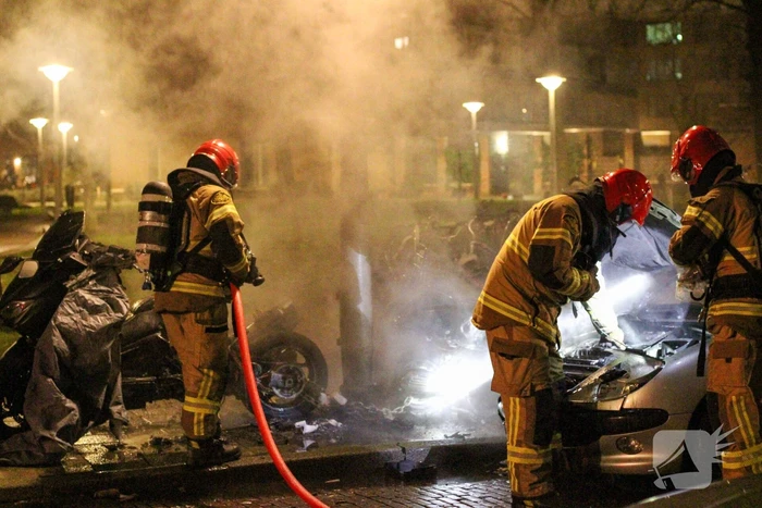 Brand in personenauto slaat over op brommer en motorscooter
