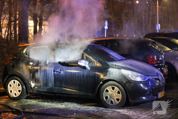 Personenauto volledig uitgebrand