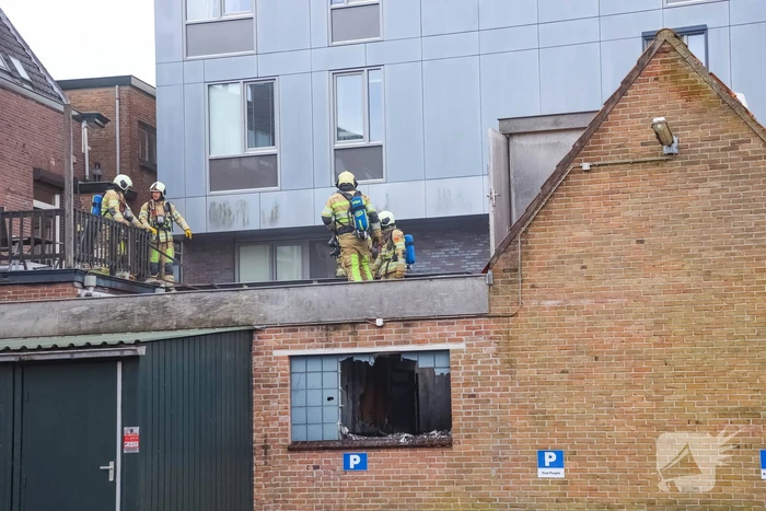 Veel rook bij grote brand in garage