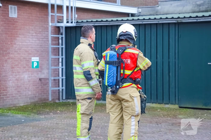 Veel rook bij grote brand in garage