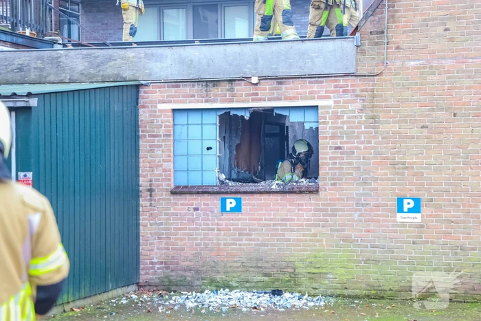Veel rook bij grote brand in garage