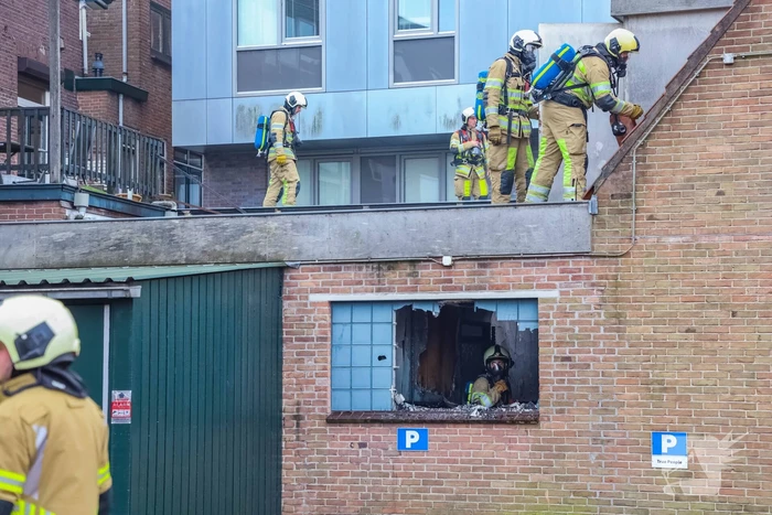 Veel rook bij grote brand in garage
