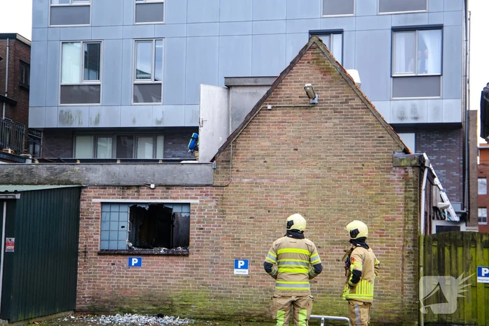 Veel rook bij grote brand in garage