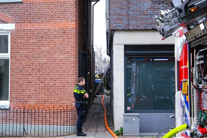 Veel rook bij grote brand in garage