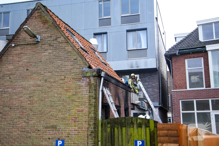 Veel rook bij grote brand in garage