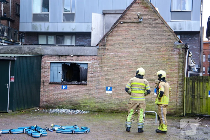 Veel rook bij grote brand in garage