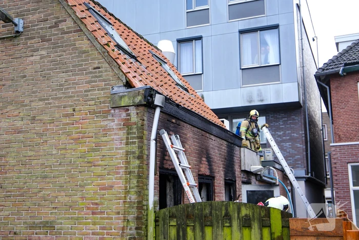 Veel rook bij grote brand in garage