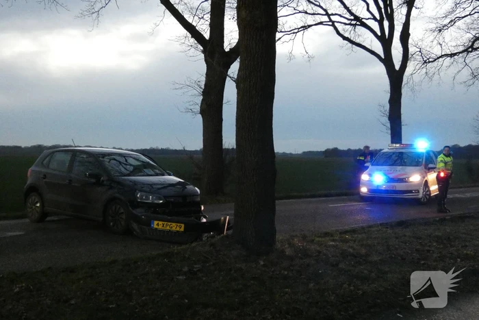 Automobilist gecontroleerd na botsing tegen boom