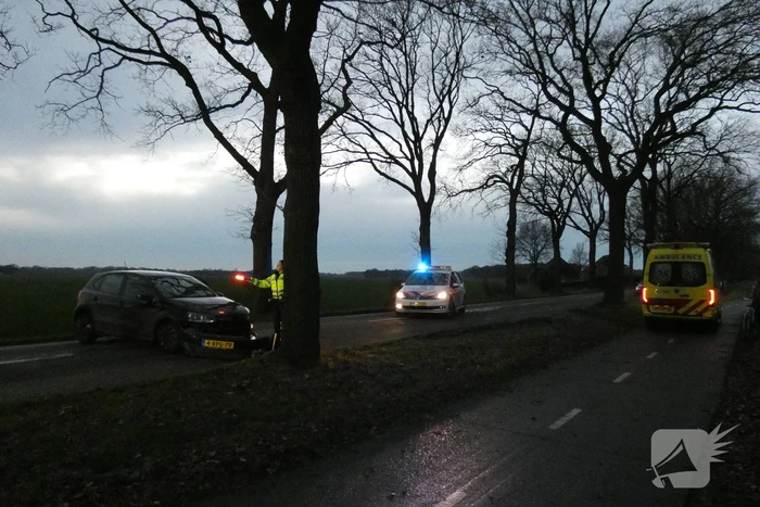 Automobilist gecontroleerd na botsing tegen boom