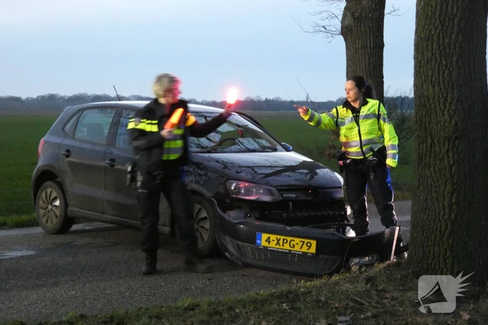 Automobilist gecontroleerd na botsing tegen boom