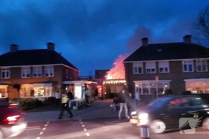 Coniferenhaag tegen woning in brand