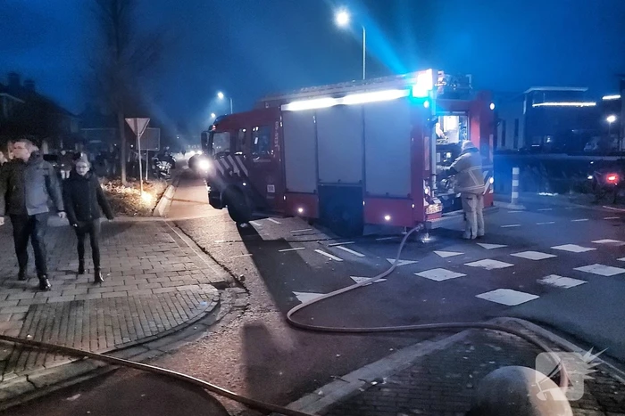 Coniferenhaag tegen woning in brand