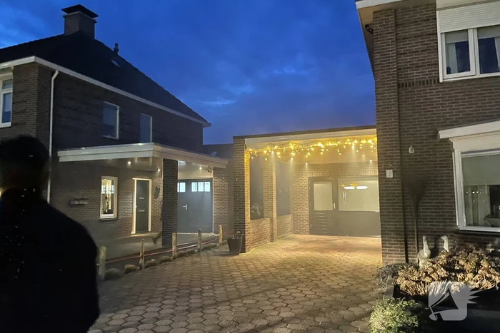 Coniferenhaag tegen woning in brand