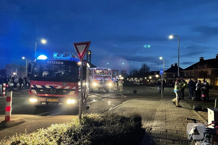 Coniferenhaag tegen woning in brand