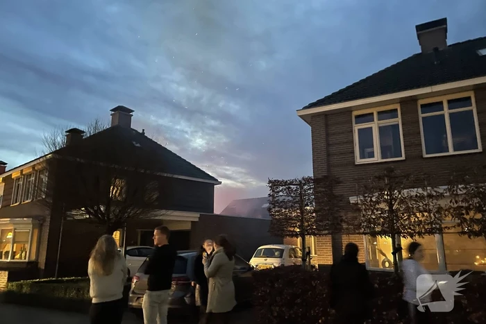 Coniferenhaag tegen woning in brand