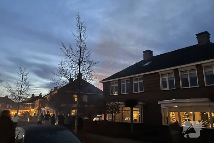 Coniferenhaag tegen woning in brand