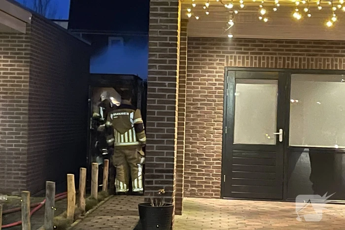Coniferenhaag tegen woning in brand