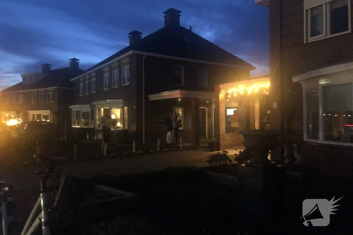 Coniferenhaag tegen woning in brand