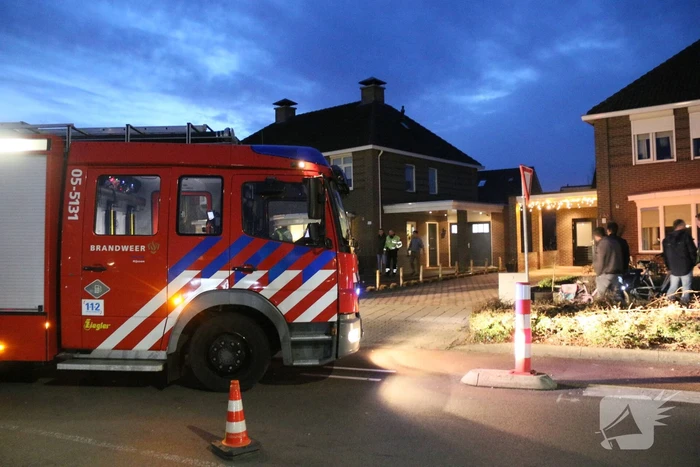 Coniferenhaag tegen woning in brand