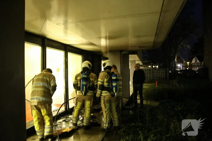 Veel schade door brandend matras tegen gebouw